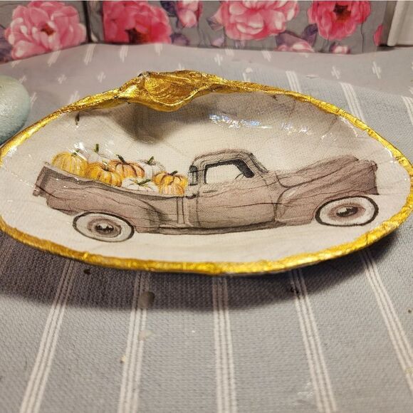 DECOUPAGE CLAM SHELL DECOUPAGE TRUCK WITH PUMPKINS IS ON A CLAM SHELL - Picture 6 of 11